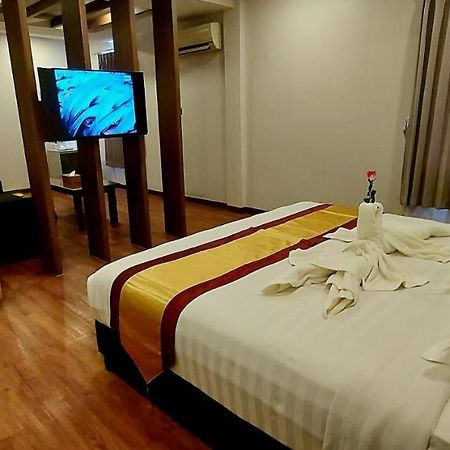 יאנגון Royal Crown Hotel מראה חיצוני תמונה