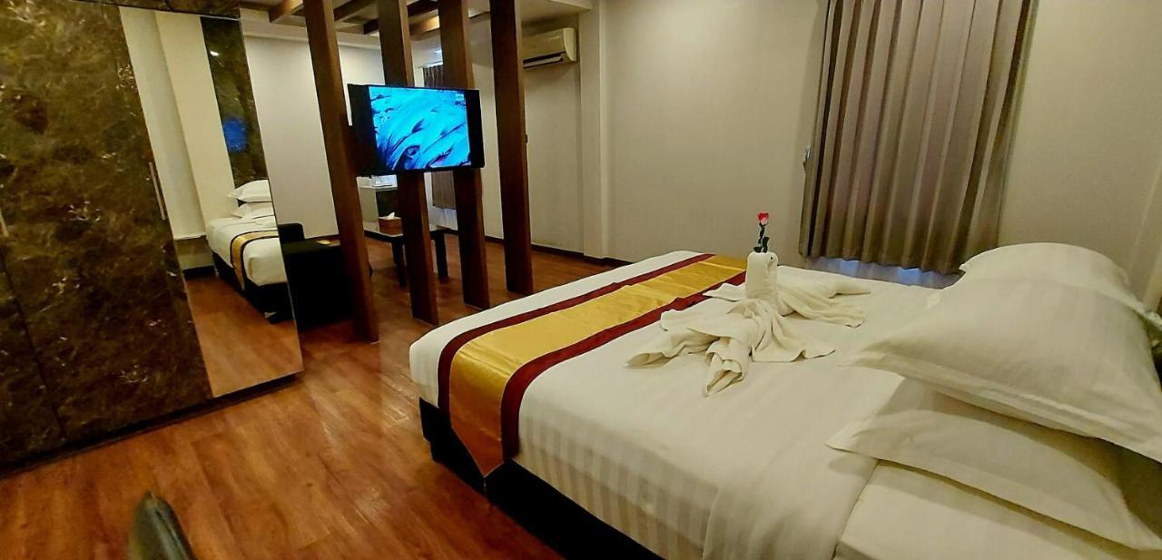 יאנגון Royal Crown Hotel מראה חיצוני תמונה