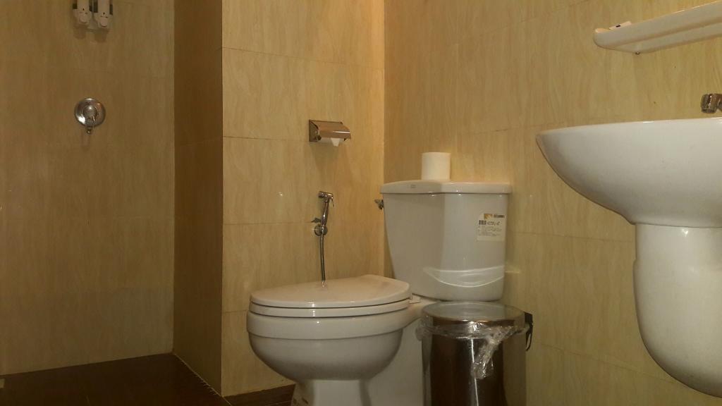יאנגון Royal Crown Hotel מראה חיצוני תמונה