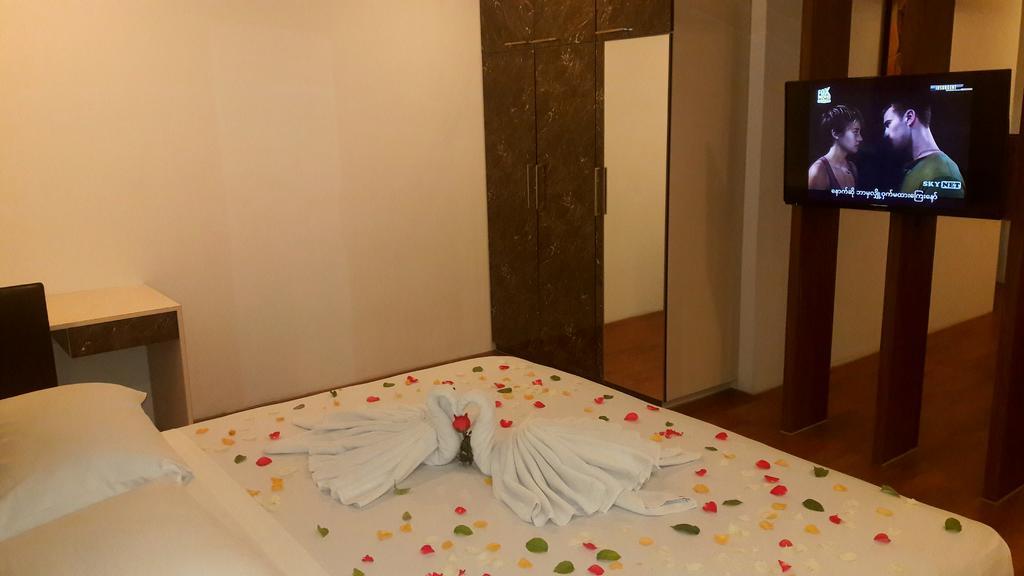 יאנגון Royal Crown Hotel מראה חיצוני תמונה