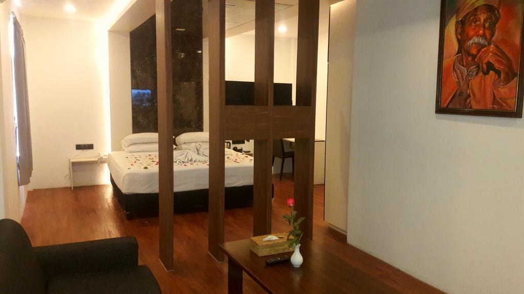 יאנגון Royal Crown Hotel מראה חיצוני תמונה