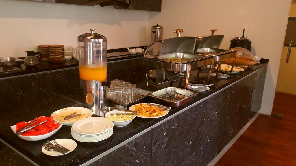 יאנגון Royal Crown Hotel מראה חיצוני תמונה