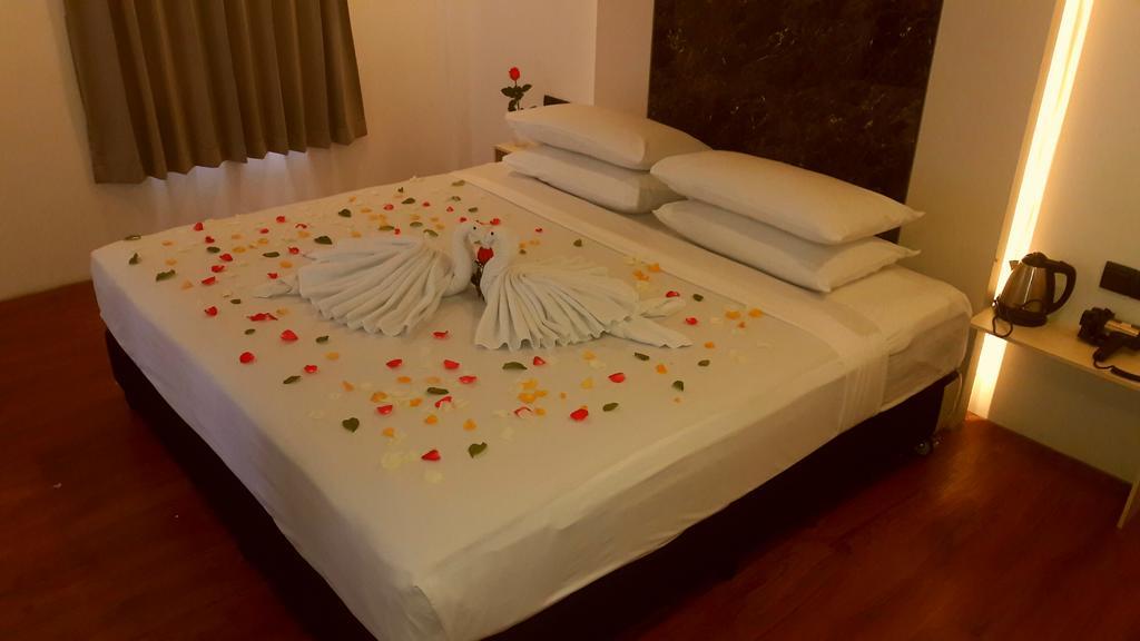 יאנגון Royal Crown Hotel מראה חיצוני תמונה